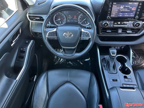 Used 2022 Toyota Highlander XLE FWD image 16