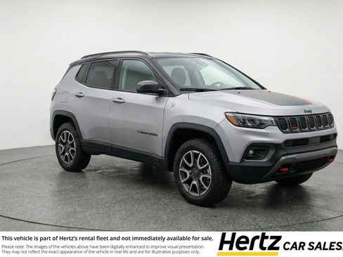 Used 2025 Jeep Compass Trailhawk image 1