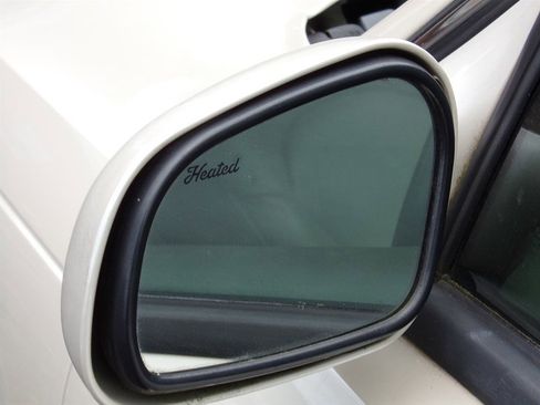 Used 2001 Lincoln Continental image 16