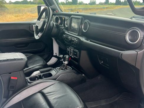 Used 2018 Jeep Wrangler Unlimited Sahara image 17