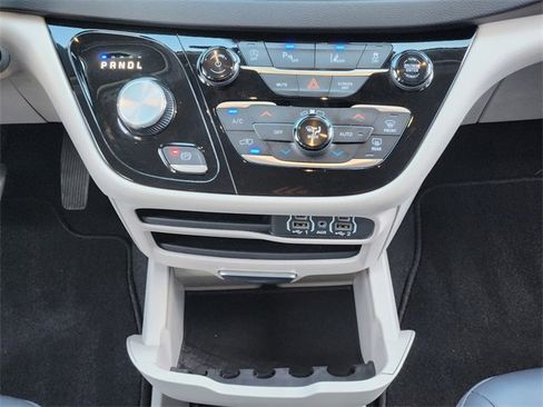 Used 2024 Chrysler Pacifica Touring-L image 17