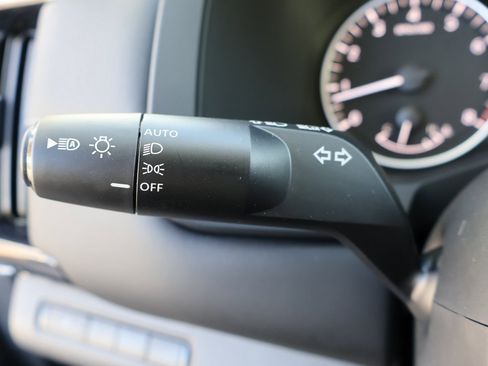 Used 2025 Nissan Pathfinder S image 45