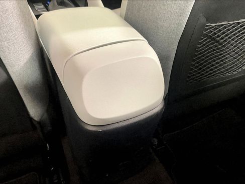 Used 2022 Hyundai Elantra Limited w/ Preferred Accessory Package image 11