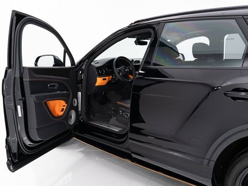 Certified 2025 Bentley Bentayga image 9