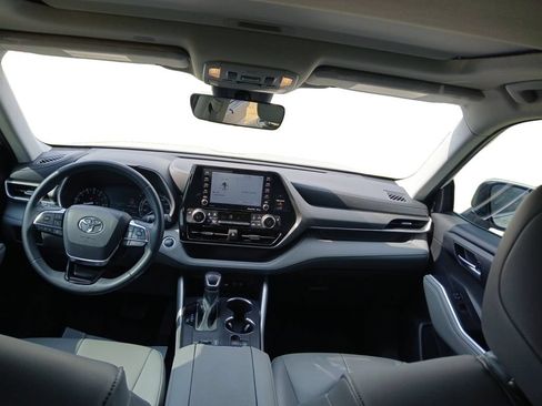 Used 2021 Toyota Highlander XLE FWD image 5