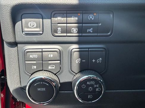 New 2025 Chevrolet Suburban Premier image 13