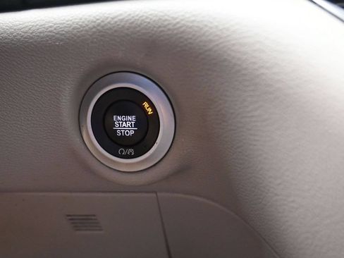 Used 2024 Chrysler Pacifica Touring-L FWD image 13
