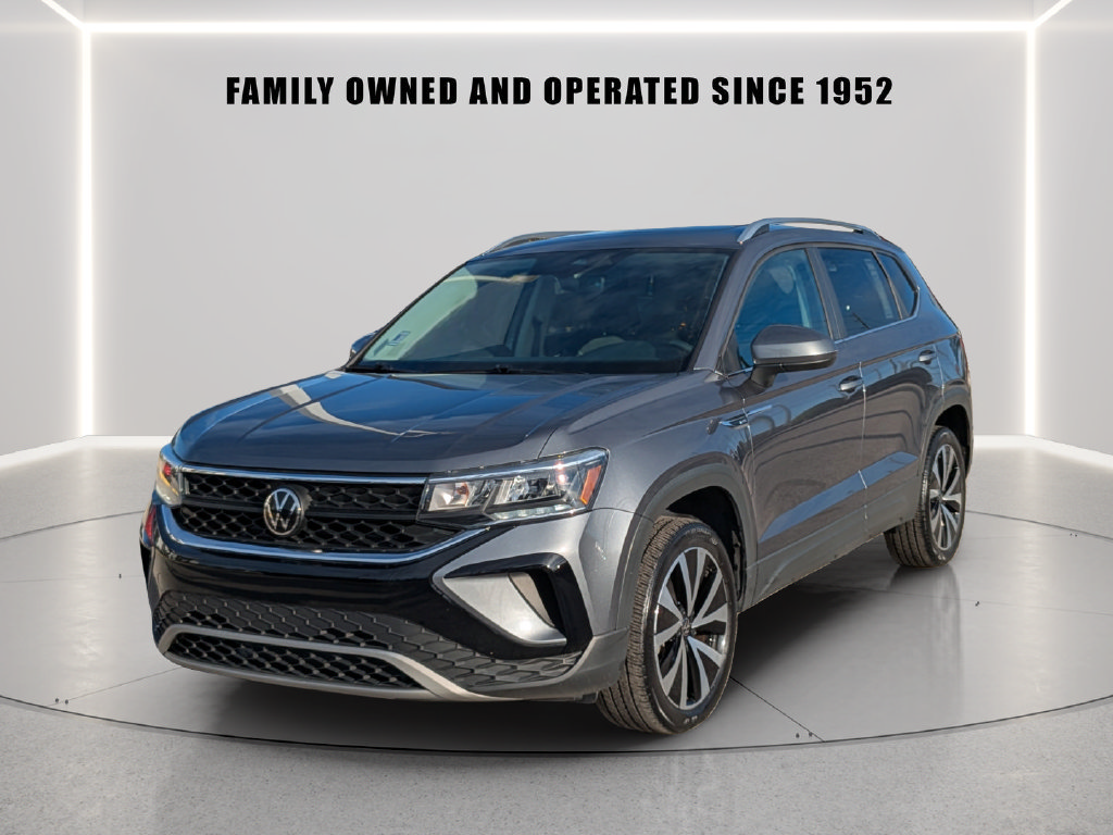 Certified 2023 Volkswagen Taos SE w/ Panoramic Sunroof Package FWD image 2