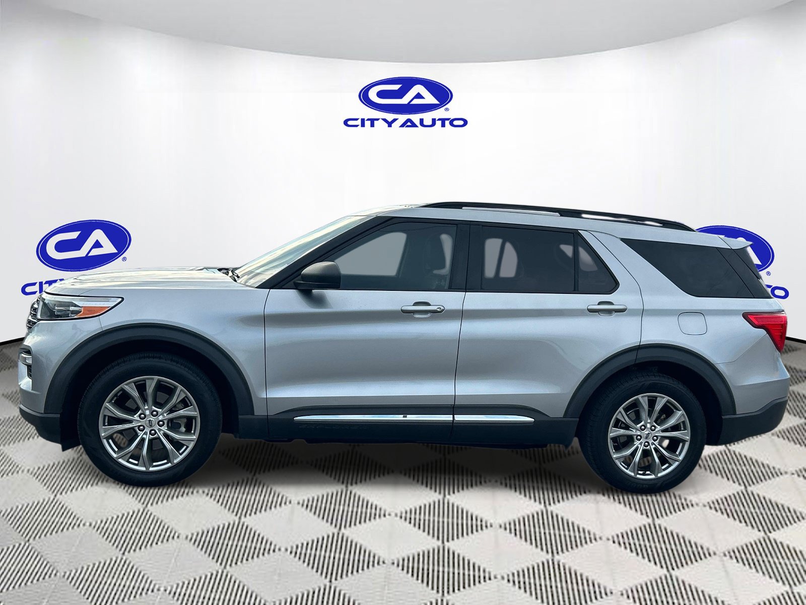 Used 2020 Ford Explorer XLT w/ Equipment Group 202A RWD image 7