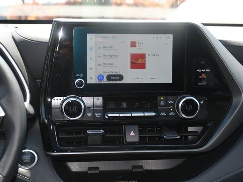 Certified 2025 Toyota Highlander XLE image 17