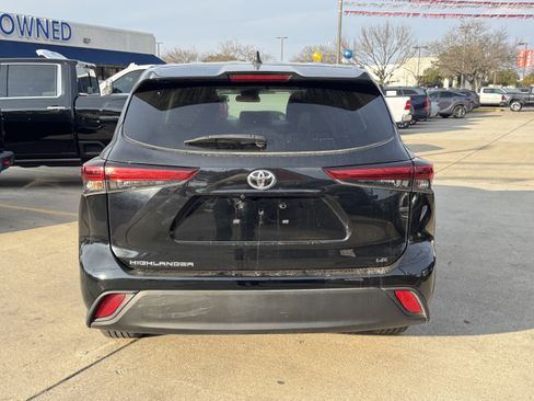 Used 2023 Toyota Highlander LE image 6