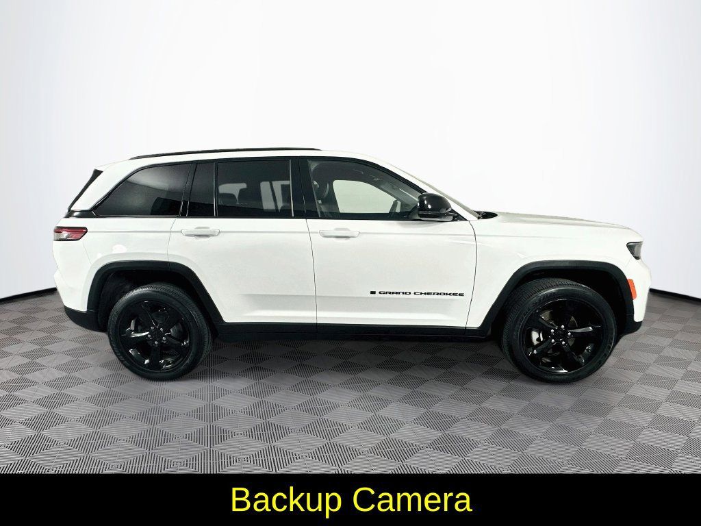Used 2023 Jeep Grand Cherokee Altitude AWD/4WD image 11