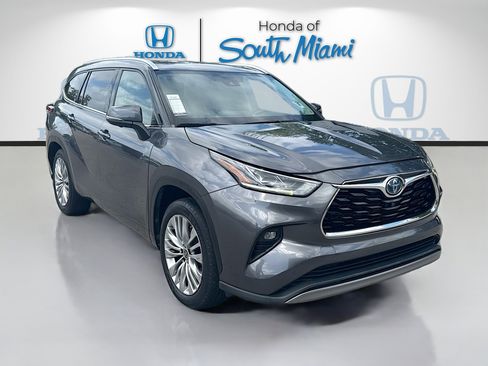 Used 2023 Toyota Highlander Platinum FWD image 1