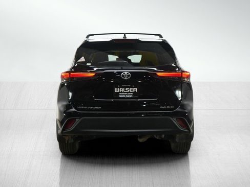 Used 2024 Toyota Highlander XLE image 6