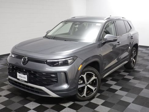Used 2026 Volkswagen Tiguan SE AWD/4WD image 2