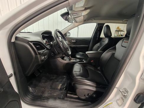 Used 2019 Jeep Cherokee Trailhawk AWD/4WD image 24