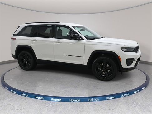 Used 2023 Jeep Grand Cherokee Altitude image 5