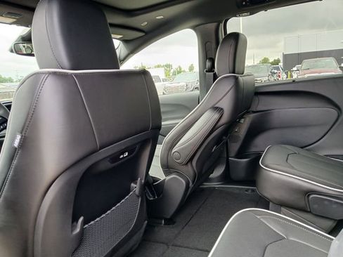 New 2027 Chrysler Pacifica Limited AWD/4WD image 12