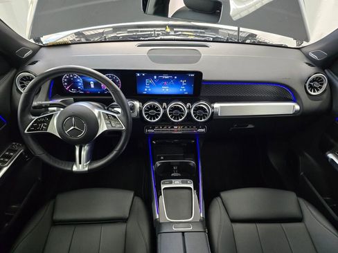 Used 2025 Mercedes-Benz GLB 250 4MATIC image 17
