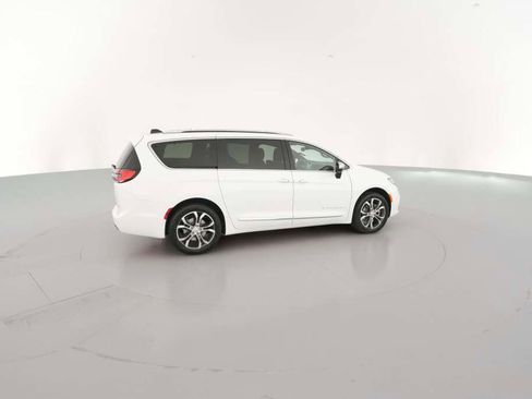 New 2026 Chrysler Pacifica Pinnacle image 13