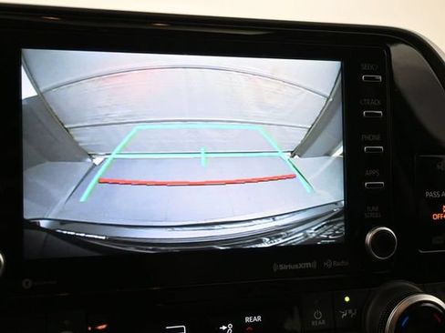 Used 2022 Toyota Highlander XLE AWD/4WD image 21