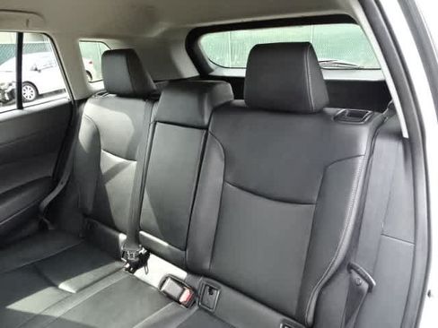 Used 2025 Toyota Corolla Cross XLE FWD image 19