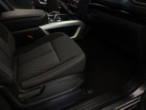 Used 2024 Nissan Titan SV w/ SV Convenience Package image 21