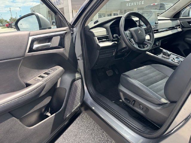 Used 2023 Mitsubishi Outlander SE FWD image 16