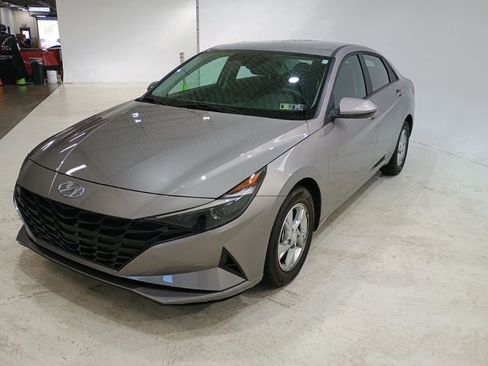 Used 2023 Hyundai Elantra SE w/ Cargo Package image 3