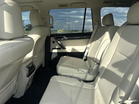 Used 2023 Lexus GX 460 Luxury w/ Sport Design Package AWD/4WD image 31