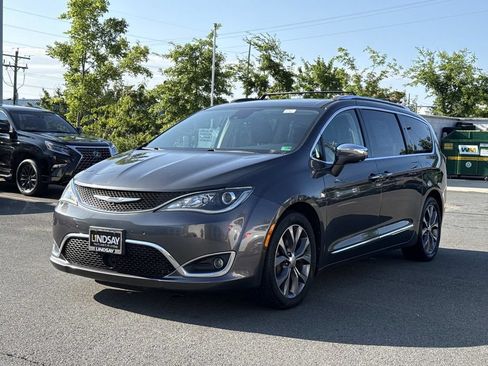 Used 2017 Chrysler Pacifica Limited FWD image 6