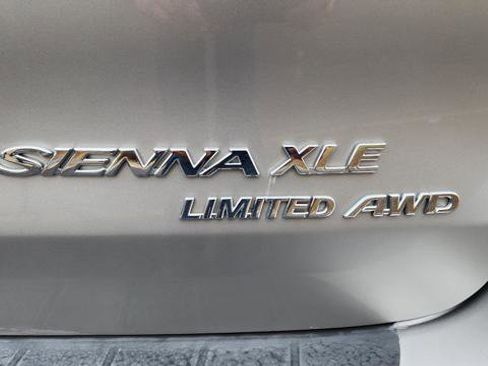 Used 2005 Toyota Sienna XLE Limited image 11