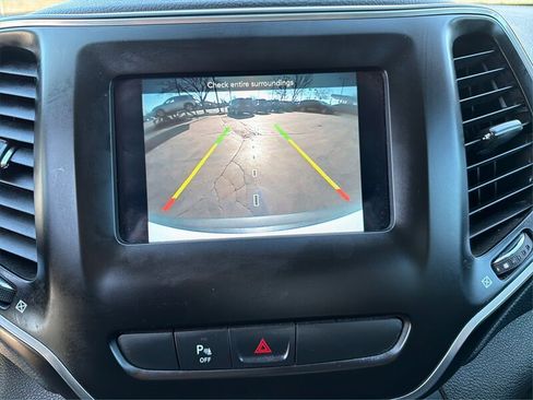 Used 2019 Jeep Cherokee Latitude Plus w/ Comfort/Convenience Group image 22