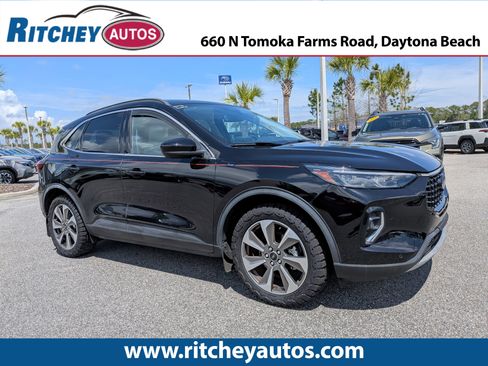 Used 2023 Ford Escape Platinum image 1