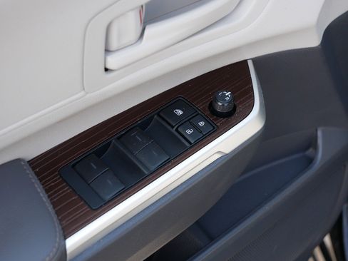 Used 2023 Toyota Sienna LE image 19