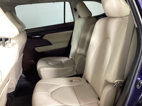 Used 2022 Toyota Highlander XLE AWD/4WD image 26