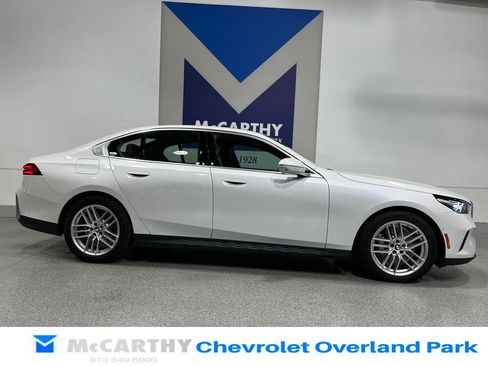 Used 2025 BMW 530i xDrive w/ Premium Package AWD/4WD image 4