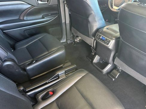 Used 2019 Toyota Highlander Limited Platinum AWD/4WD image 35