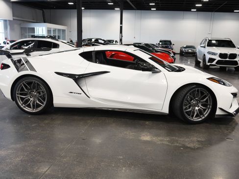 Used 2024 Chevrolet Corvette Z06 w/ Z07 Performance Package RWD image 8