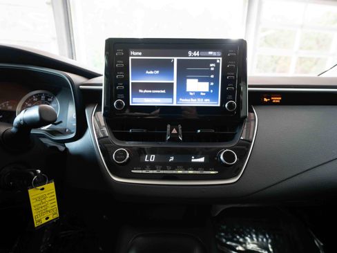 Used 2020 Toyota Corolla LE FWD image 17