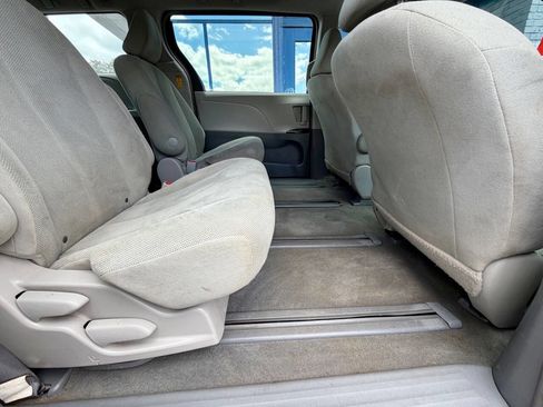 Used 2014 Toyota Sienna L FWD image 24