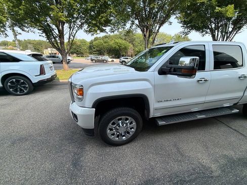 Used 2019 GMC Sierra 2500 Denali w/ Duramax Plus Package AWD/4WD image 2