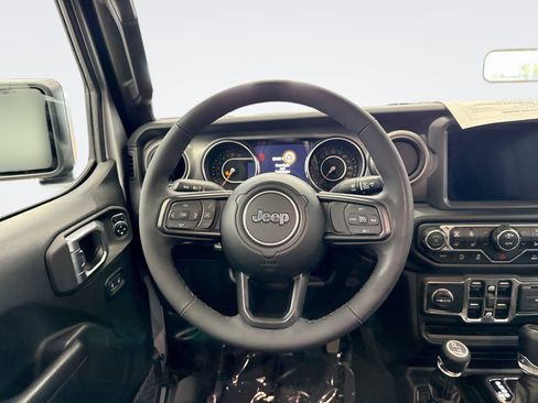Used 2023 Jeep Gladiator Sport AWD/4WD image 12