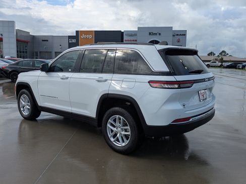 New 2026 Jeep Grand Cherokee Laredo RWD image 3