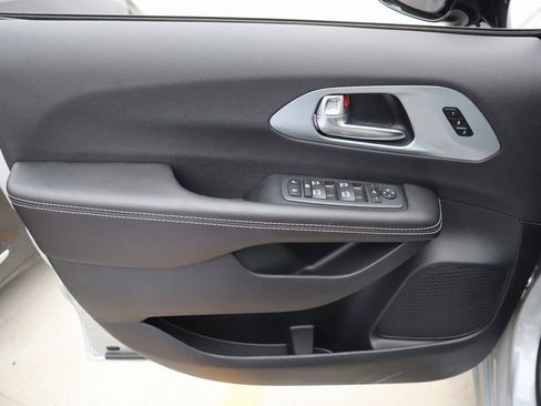 New 2026 Chrysler Pacifica Limited w/ S Appearance Package image 17