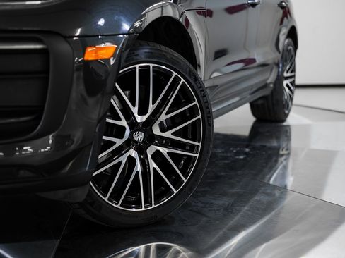 Certified 2025 Porsche Macan image 12