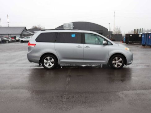 Used 2013 Toyota Sienna LE w/ Towing Pkg image 4