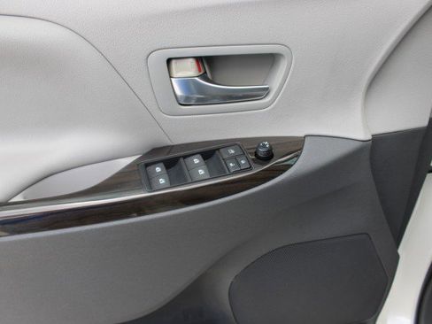 Used 2015 Toyota Sienna XLE FWD image 15