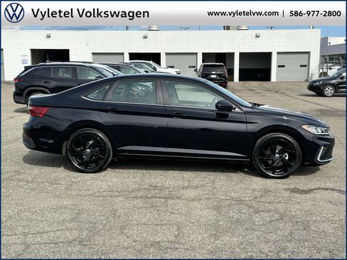 Certified 2025 Volkswagen Jetta SE w/ Sunroof Package image 2