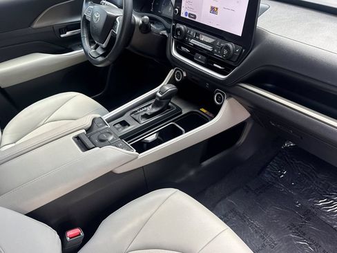 Certified 2025 Toyota Grand Highlander AWD Hybrid image 16